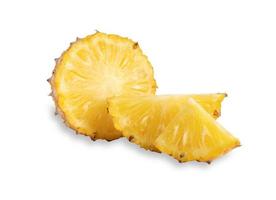 Ananas in Scheiben geschnitten auf dem weißen Hintergrund isoliert foto