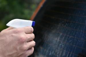 Spray zum Reinigen von Autoscheiben und Fenstern foto