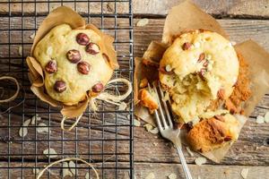 Genießen Sie Ihren Vanille-Muffin mit Mandeln foto