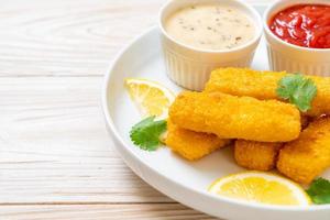 gebratene Fischstäbchen oder Pommes frites foto