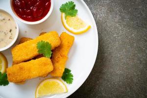 gebratene Fischstäbchen oder Pommes frites foto