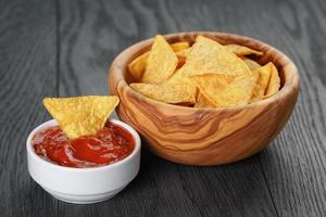 Tortillachips in Olivenholzschale mit Tomatensauce