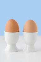 zwei braune Eier in Eierbechern