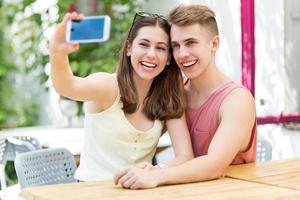 Paar nimmt Selfie foto