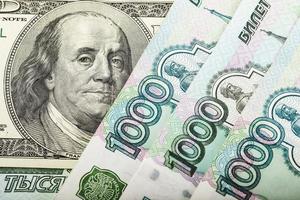 russisches Geld und hundert Dollar