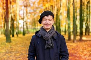 glücklicher Teenager im sonnigen Herbstpark foto