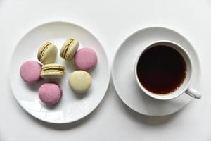 Teekanne aus Porzellan mit einer Tasse Tee und Nudeln auf weißem Hintergrund. foto