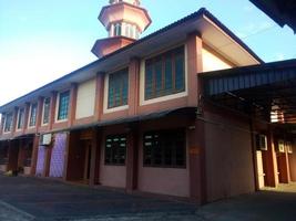 masjid batu 8 ist eine braune Moschee mit bescheidener Architektur. foto