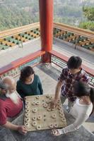 Familie spielt chinesisches Schach (Xiang Qi)