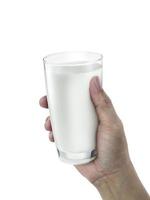 Hand mit Glas Milch auf weißem Hintergrund foto