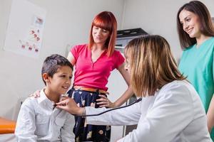 Kinderarzt untersucht kleinen Jungen foto
