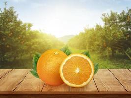 frische orange mit früchten auf holztisch und orangenplantage mit früchten im sonnenlicht foto