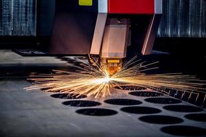 CNC-Laserschneiden von Metall, moderne Industrietechnik.