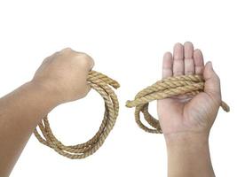 Die Hand des Mannes hält sich am Seil fest. auf weißem Hintergrund foto
