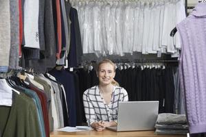 Geschäftsfrau läuft online Modegeschäft foto