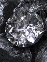 Diamant auf schwarzem Kohlehintergrund foto