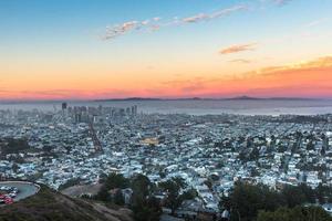 Zwillingsgipfel und Innenstadt von San Francisco foto