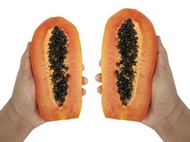 männliche Hand, die eine Hälfte der reifen Papaya lokalisiert auf weißem Hintergrund hält foto