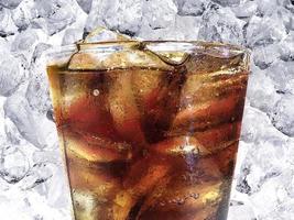 Cola mit Eiswürfeln im Glas foto