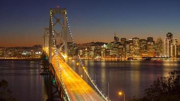 San Francisco Bay Bridge bei Sonnenuntergang foto
