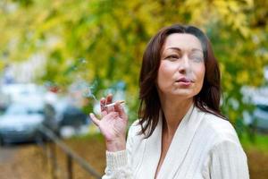 attraktive reife Frau raucht foto