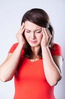 Frau mit Kopfschmerzen foto