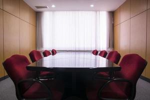 Konferenztisch und Stühle im Besprechungsraum foto