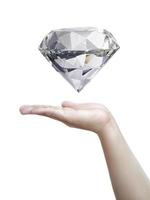 Diamant auf der Handfläche auf weißem Hintergrund foto
