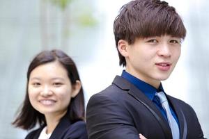 lächelndes Porträt des jungen weiblichen und männlichen asiatischen Geschäftsführers foto