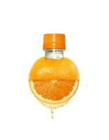 Flasche Orangensaft auf Orangenfrucht. flach liegen. Food-Konzept foto