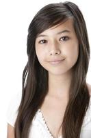 echte Menschen: Kopf und Schultern lächelnde asiatische Teenager-Mädchen foto