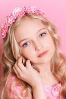 süßes Kind Mädchen posiert über rosa foto