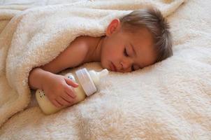 schlafendes Baby mit Flasche foto