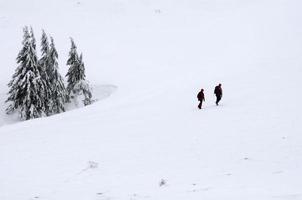 zwei Wanderer, die den Berg besteigen foto