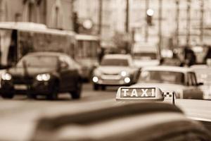Taxi auf Stadtstraßen in Ton Sepia foto
