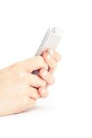 Hand hält weißes Smartphone mit leerem Bildschirm auf weißem Hintergrund