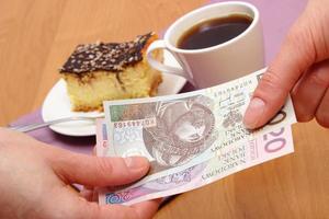 Bezahlen für Käsekuchen und Kaffee im Café, Finanzkonzept