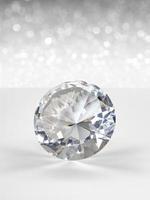 Diamanten auf weiß glänzendem Bokeh-Hintergrund platziert. konzept für die auswahl des besten diamant-edelsteindesigns foto