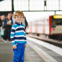 glücklicher kleiner Junge in einer U-Bahnstation.
