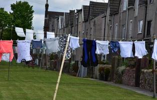 Wäsche, die zum Trocknen auf der Wäscheleine in England aufgehängt wird foto