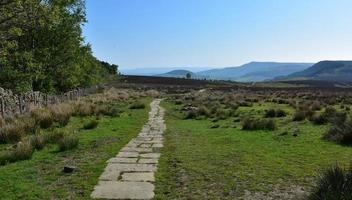 Steine markieren den Fußweg über Hügel im Norden Englands foto