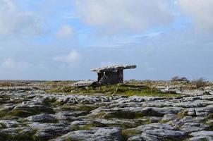 der Burren mit Poulnabrone-Grab foto