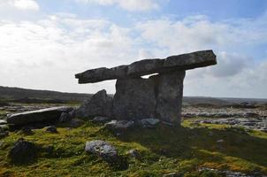 Seitenansicht des Poulnabrone-Portalgrabes foto