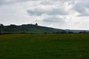 Sanfte Hügel bei bewölktem Himmel in England foto