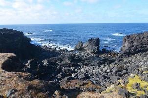 Küstenstrand aus schwarzen Lavafelsen in Island foto