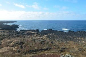 Atemberaubende Meereslandschaft aus Lavagestein im ländlichen Island foto