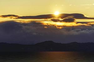 Meereslandschaft mit einem wunderschönen Sonnenuntergang über der Wasseroberfläche foto