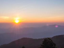 Aussichtspunkt bei Sonnenuntergang in Thailand foto