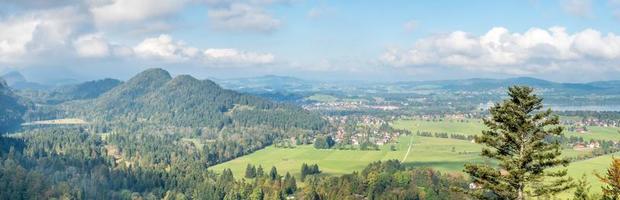 schloss hohenschwangau mit alpsee foto