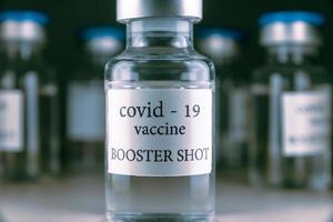 Covid-19-Booster-Impfstofffläschchen. medizin- und gesundheitskonzept foto